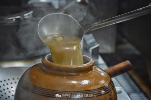 为什么要在酒坛外面抹猪血灰