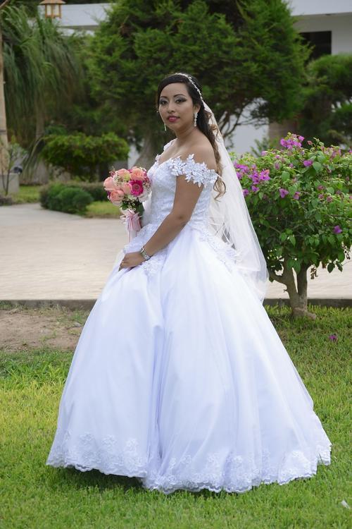 洁白的婚纱歌曲女生原唱