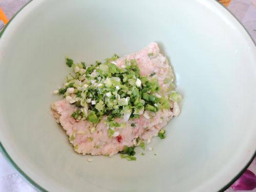 肉馅内的葱姜花椒水怎么做