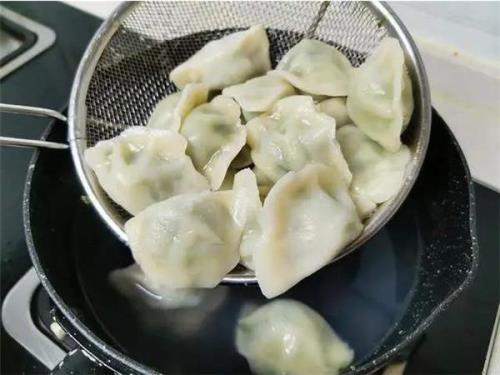 没解冻煮冻饺子的正确方法
