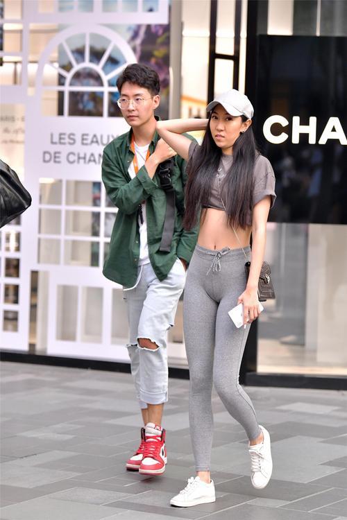 为什么女生穿裤子喜欢露出小腹