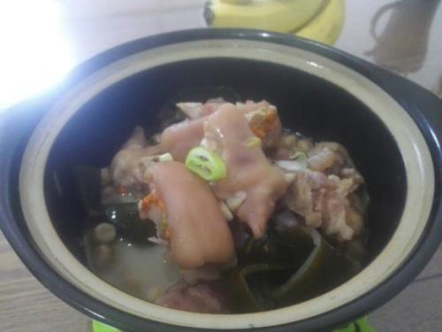 川味海带猪蹄汤的做法