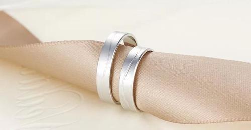 女生带黄金还是铂金好