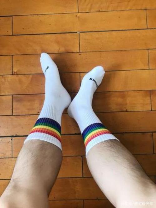 14岁男生可以赤脚逛街吗
