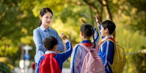 孩子上学被留，怎么给老师沟通