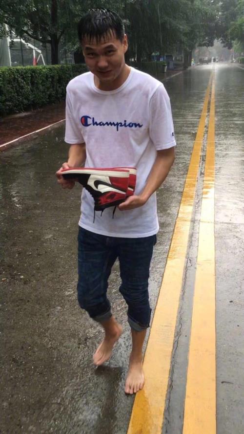 男生夏天可以赤脚上街吗