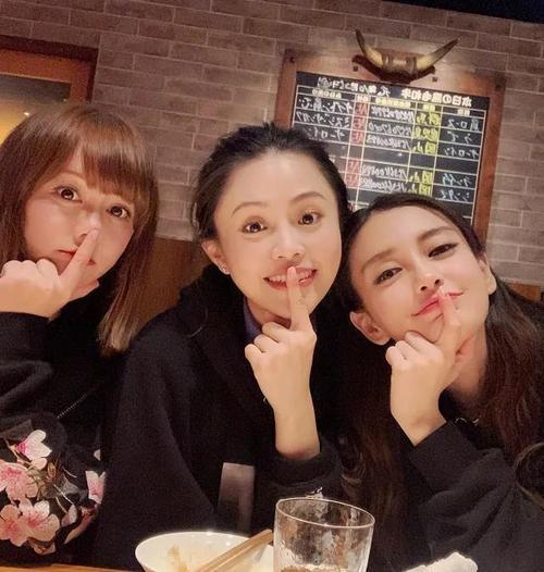 如何回复闺蜜和自己的合影