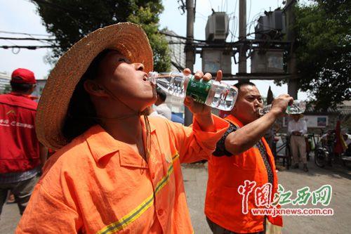 高温下的城市形容词