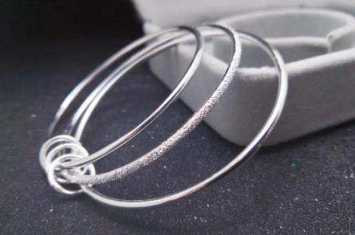 银手镯用什么清洗会变亮