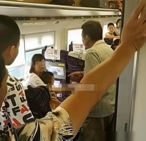 女孩给妈妈让座被抢后续