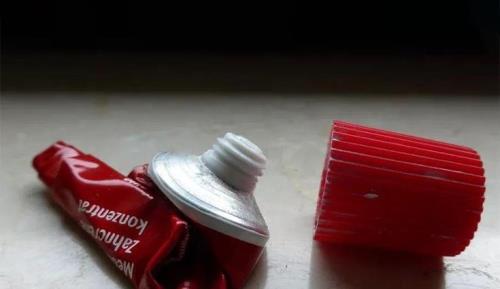 怎么用牙膏皮补锅