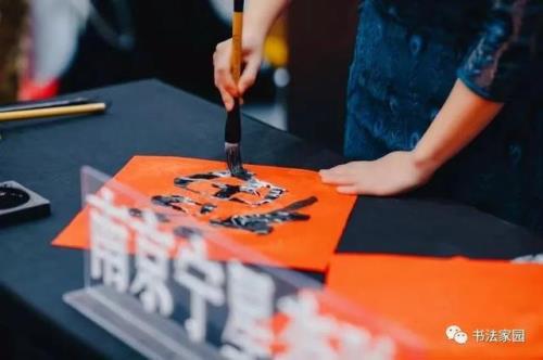 玉兔迎春添百福下联