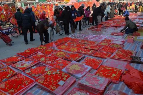摆摊对联怎么挂