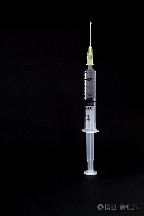 注射器吸满空气注入水里会怎样