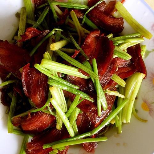 芹菜炒腊肉的家常做法