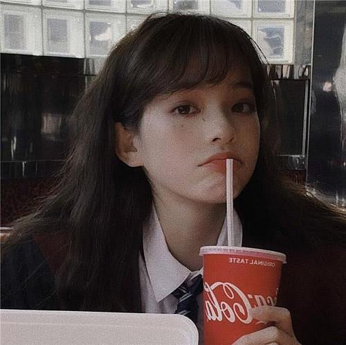 女生咬吸管能说明什么