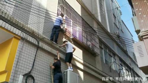 女孩被吊着双手悬空的电影
