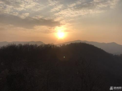 山还在等太阳爬上来是什么歌