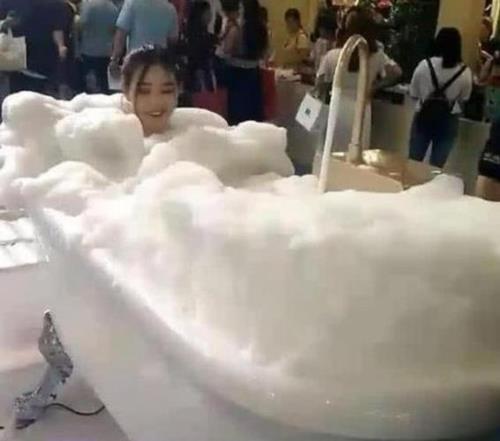 穿着衣服泡澡行吗