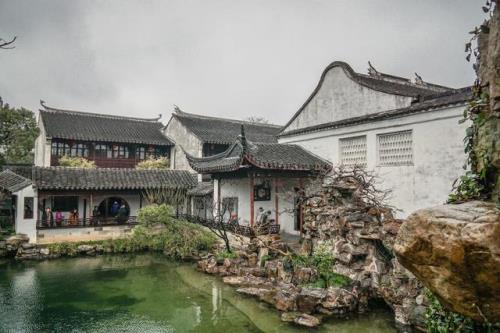 高岳前嵂崒，洪河左滢濙的意思