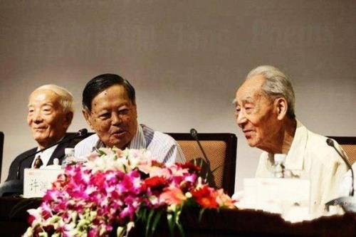 杨振宁和李政道谁的成就大