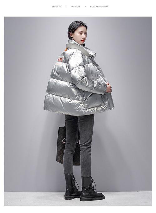 银灰色羽绒服搭什么颜色毛衣