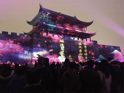 国庆水亭门灯光秀播放时间