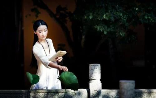 待我了无牵挂出自哪首诗歌