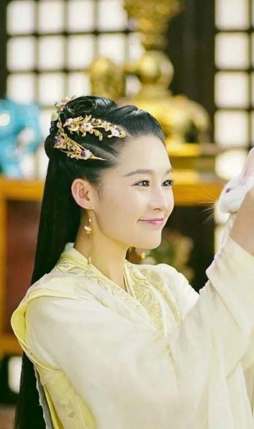 莞尔一笑是怎么笑的
