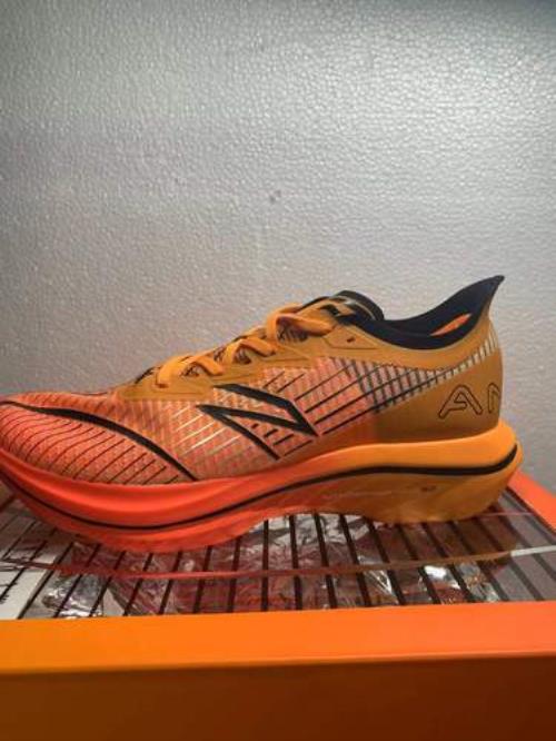 安踏轻跑40有碳板吗