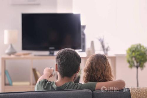 坐着看电视的句子