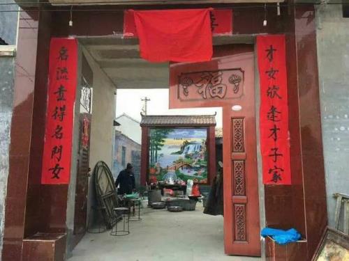 贴横幅是上联在左边还是右边