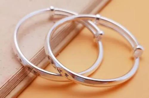 在家怎么洗银镯子