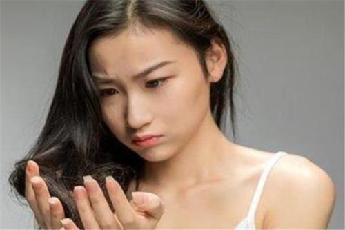 洗完澡头发自然干还是吹干好