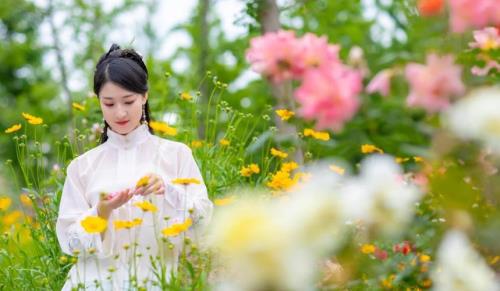 女人如花似玉的七绝诗