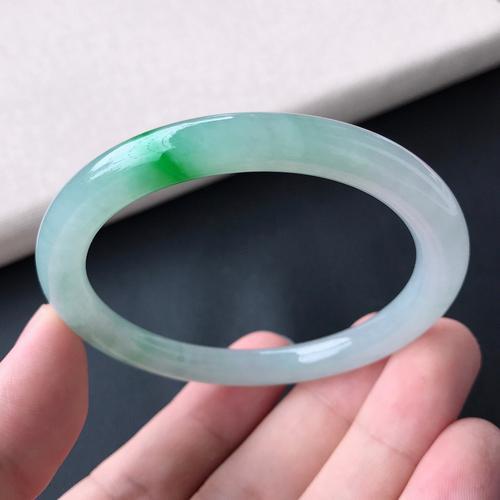 翡翠手镯阳绿和油绿哪个好