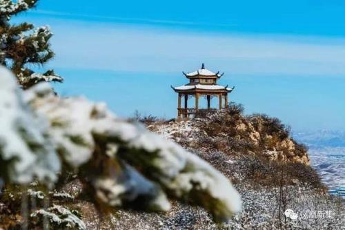 松柏无华无惧风霜四季春，求下联