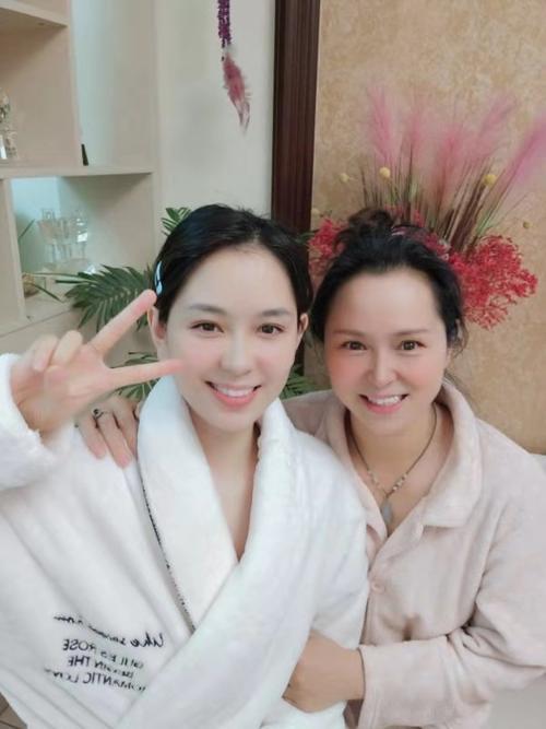 光彩照人是什么意思