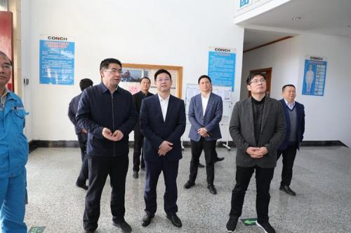 邓碧波后面笑的人是谁