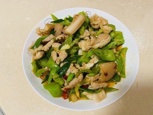 青椒炒肺边肉的做法