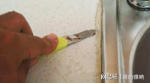 玻璃窗上的顽固污渍怎么去除