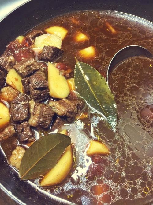 炖牛肉应该放什么香料