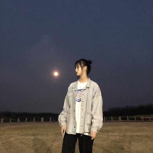 月亮才不会奔你而来下一句