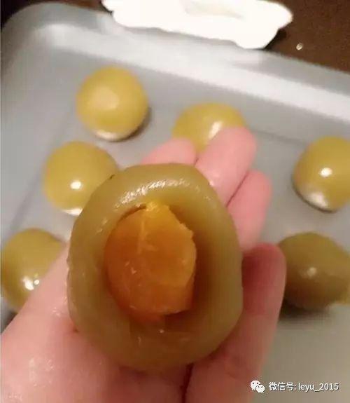 咸蛋黄烤熟与蒸的区别