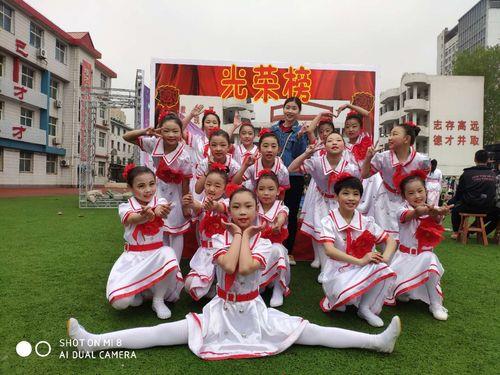 他愉快的舞动了一下双翅缩句