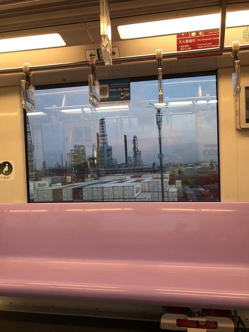 地铁口为什么有风