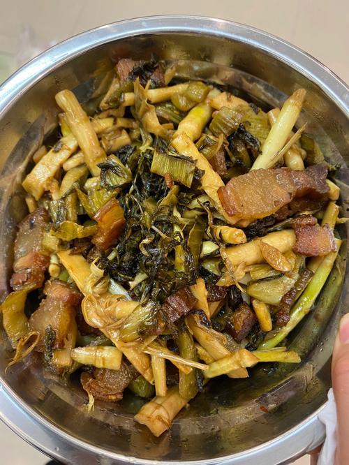 酸菜炒腊肉的家常做法