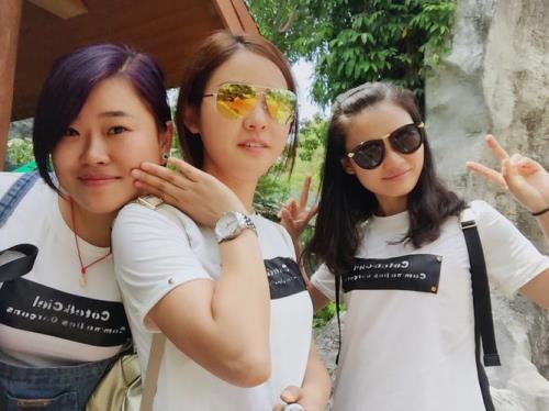 两个女的抱在一起打一城市名字