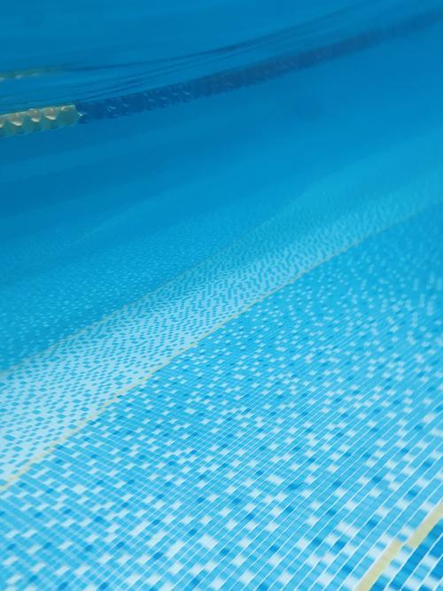 为什么下雨泳池会变热