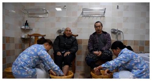 找一个保姆每天跪下洗脚可以吗